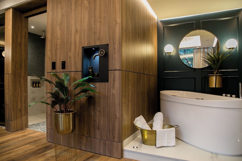 King Suite with Spa Bath photo 1