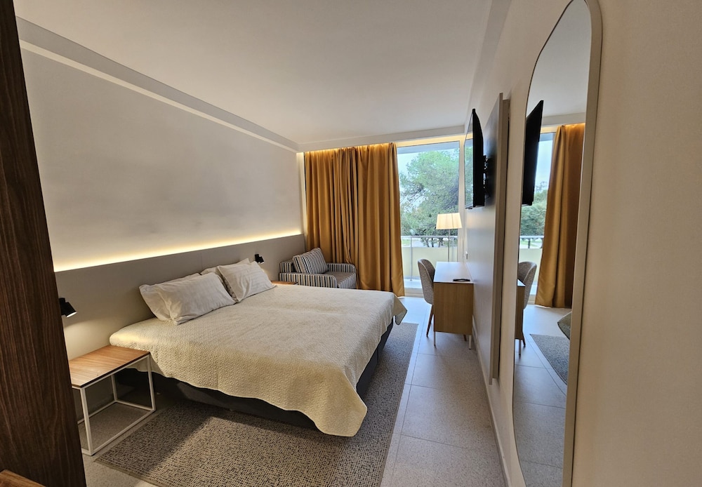 Standard Quadruple Room, Balcony photo 3