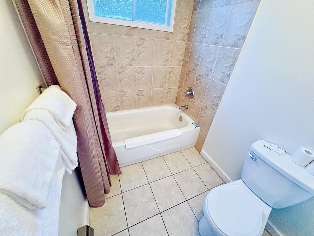 Standard Room, 2 Queen Beds - Pet friendly photo 3
