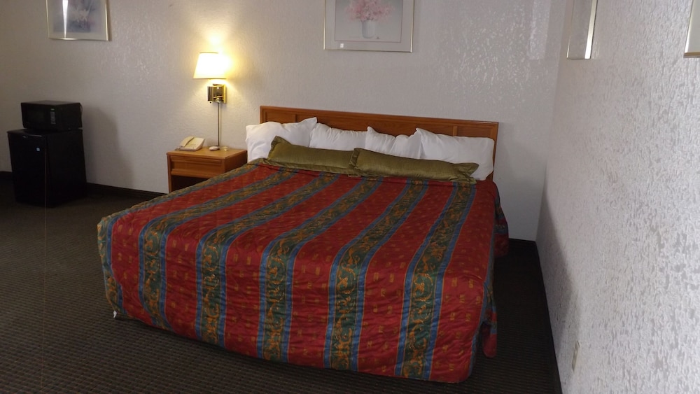 Standard Room, 1 King Bed, Non Smoking - Photo 1