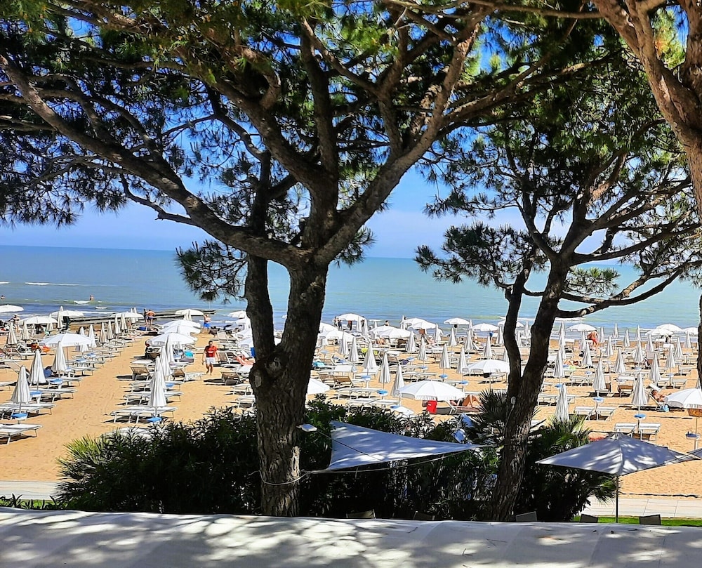 Double or Twin Room, Balcony, Partial Sea View - Photo 6