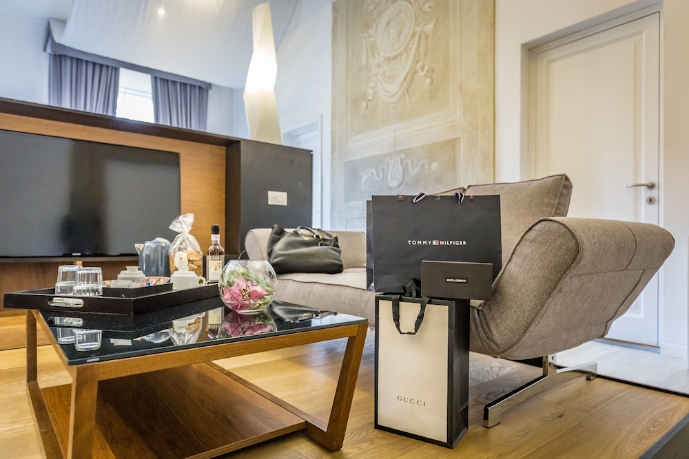 Luxury Suite - Photo 6