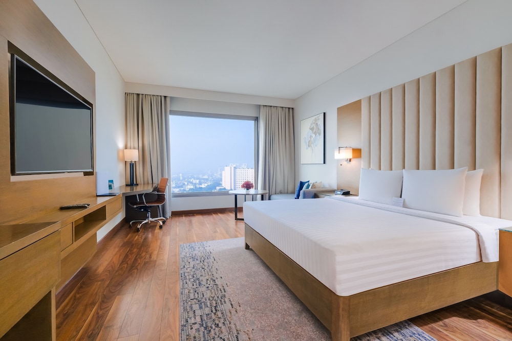 Club Room, 1 King Bed, Non Smoking photo 2