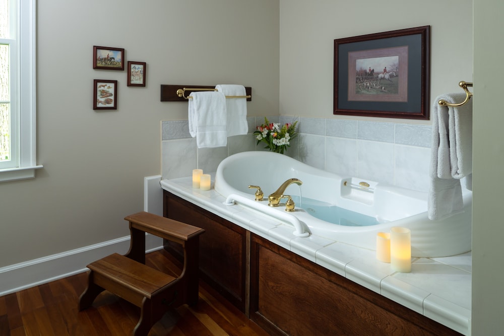 Deluxe Double Room, Jetted Tub, Garden View (Hunt Country Room) photo 2