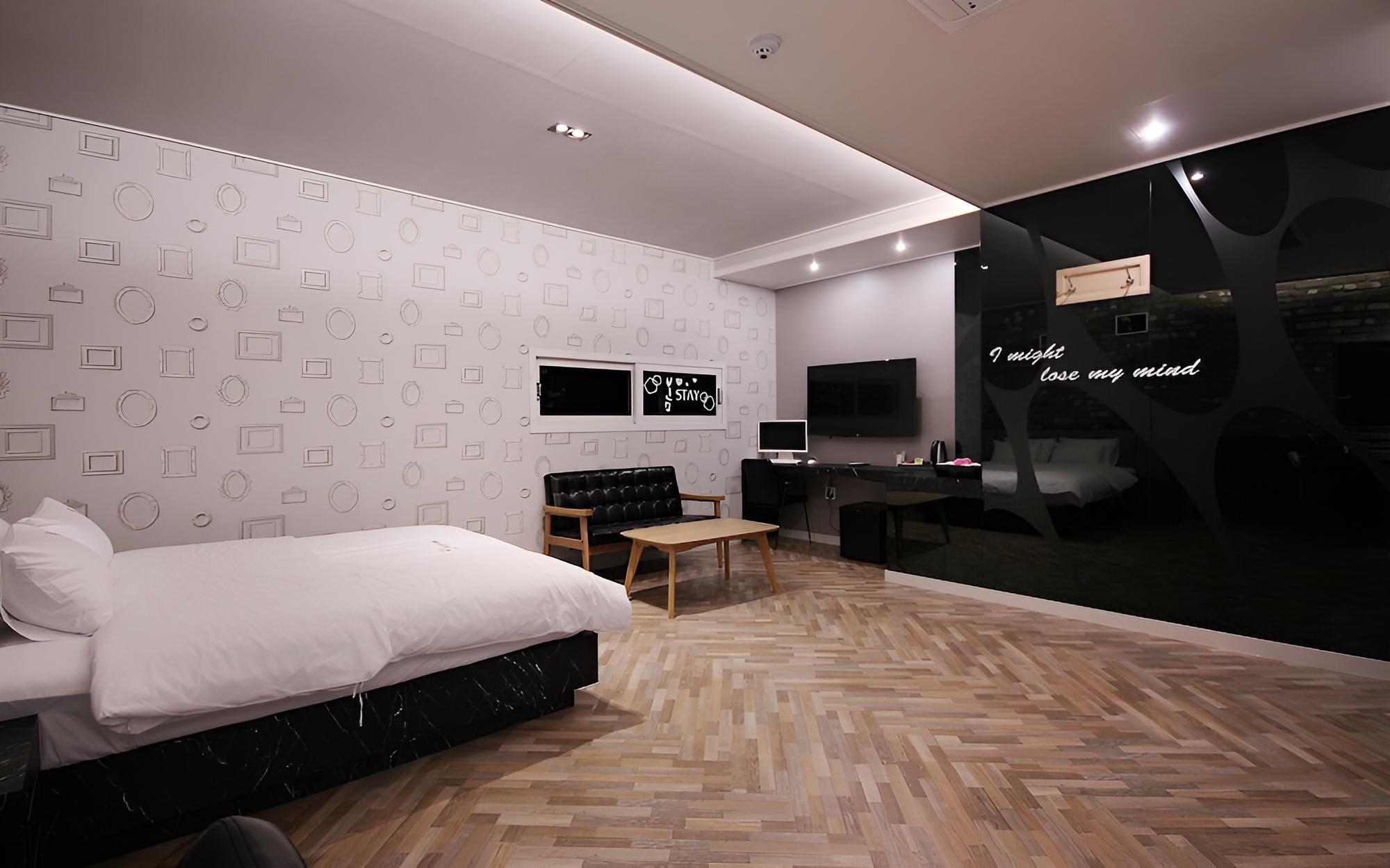 Room (Standard (1 vehicle per room)) - Photo 6