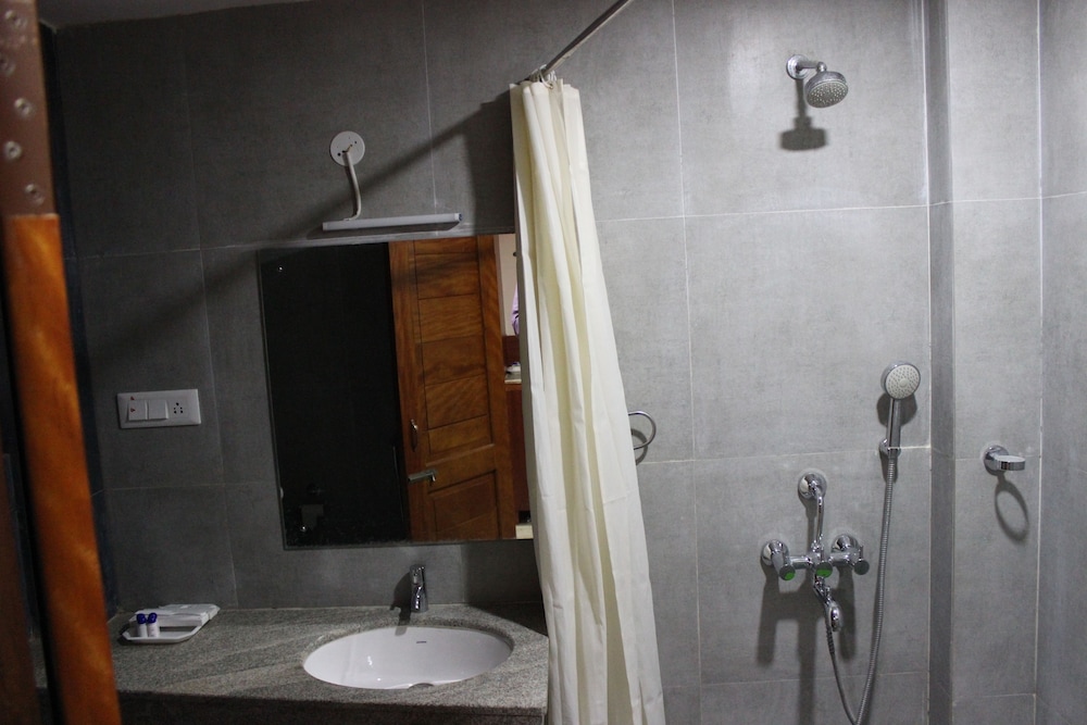 Executive Double Room, 1 King Bed, Balcony, Garden View photo 3
