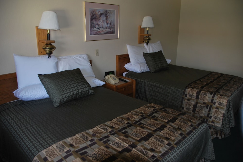 Standard room w/ two queen beds-smoking photo 3