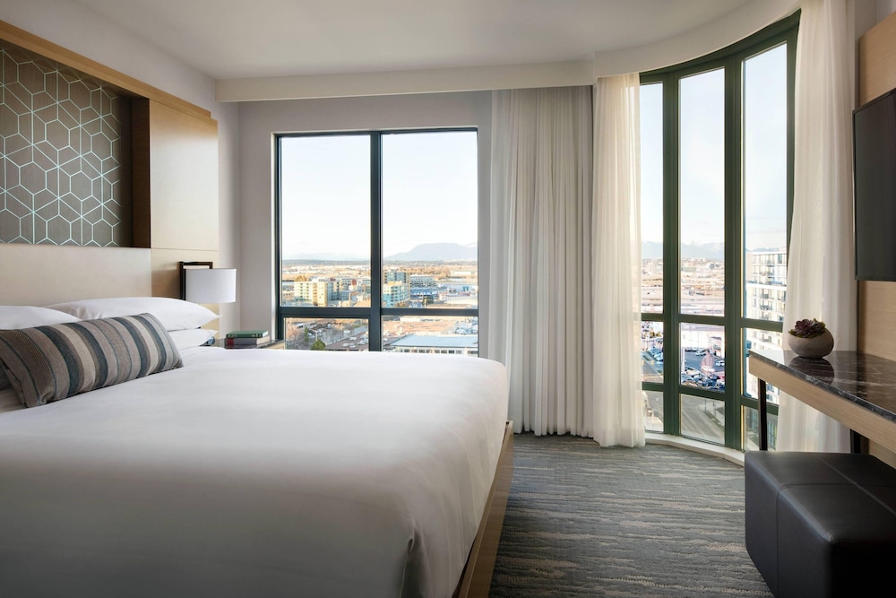 Executive Suite, 1 King Bed with Sofa bed, City View (Corner) photo 2