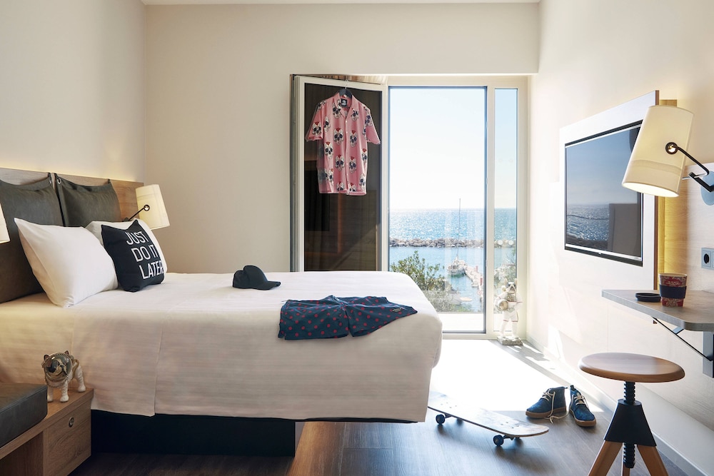 Family Room, 1 Queen Bed with Sofa bed (Sea View) thumbnail 6