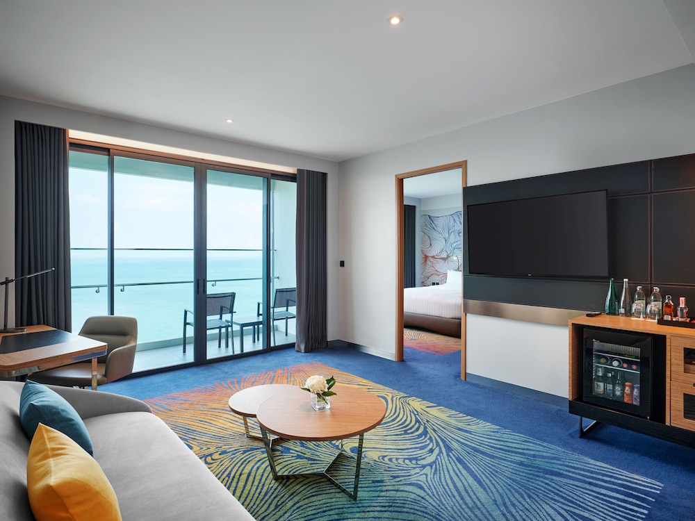 Marina Bay Suite, Living Room, Lounge Access, Balcony, Sea View - 1 king bed - Photo 4