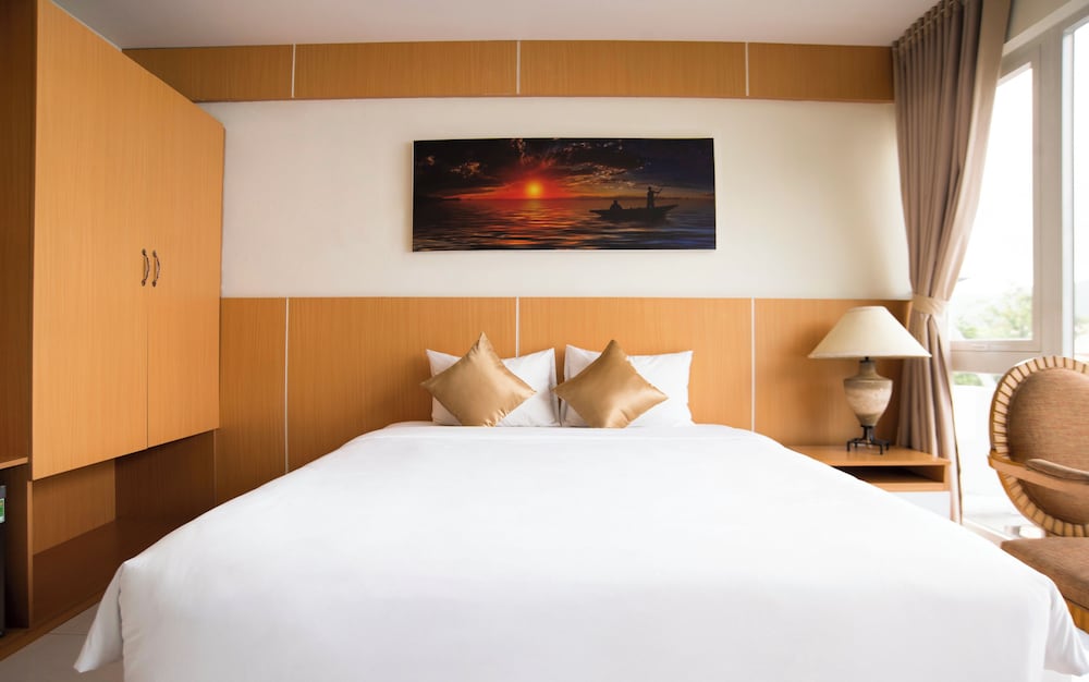 Deluxe Room, 1 King Bed, Mountain View - Photo 6