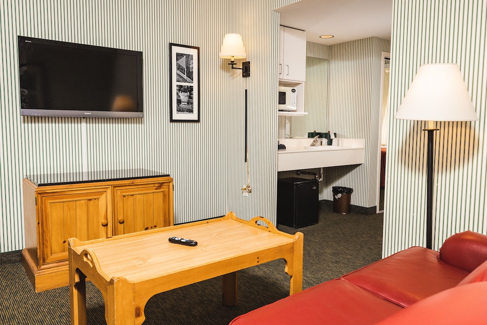 Signature Suite, 1 King Bed with Sofa bed, Courtyard View