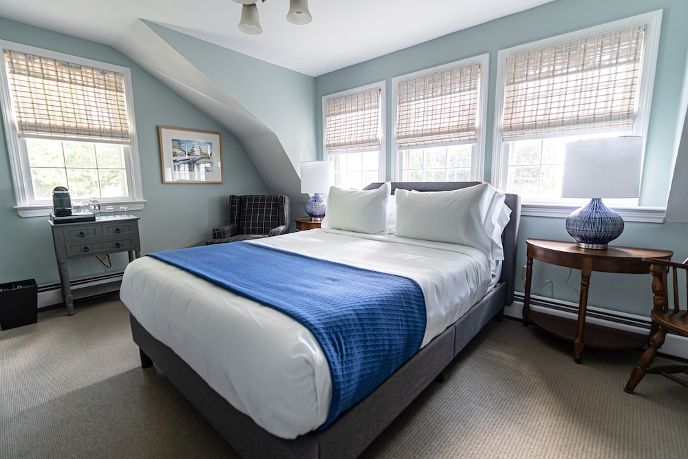Standard Room, 1 Queen Bed, Partial Ocean View, Ground Floor photo 1