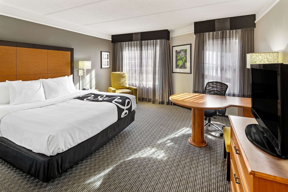 Deluxe Room, 1 King Bed, Non Smoking - Photo 1
