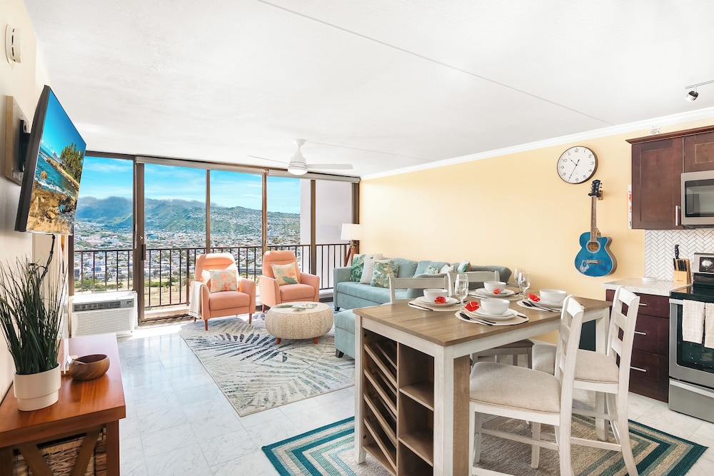Premium Remodeled Condo with Ocean View and Parking: Condo, 1 Bedroom, Mountain View (0122) photo