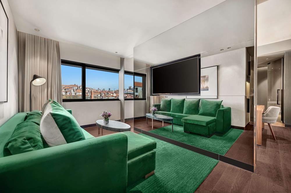 Suite, River View - Photo 1