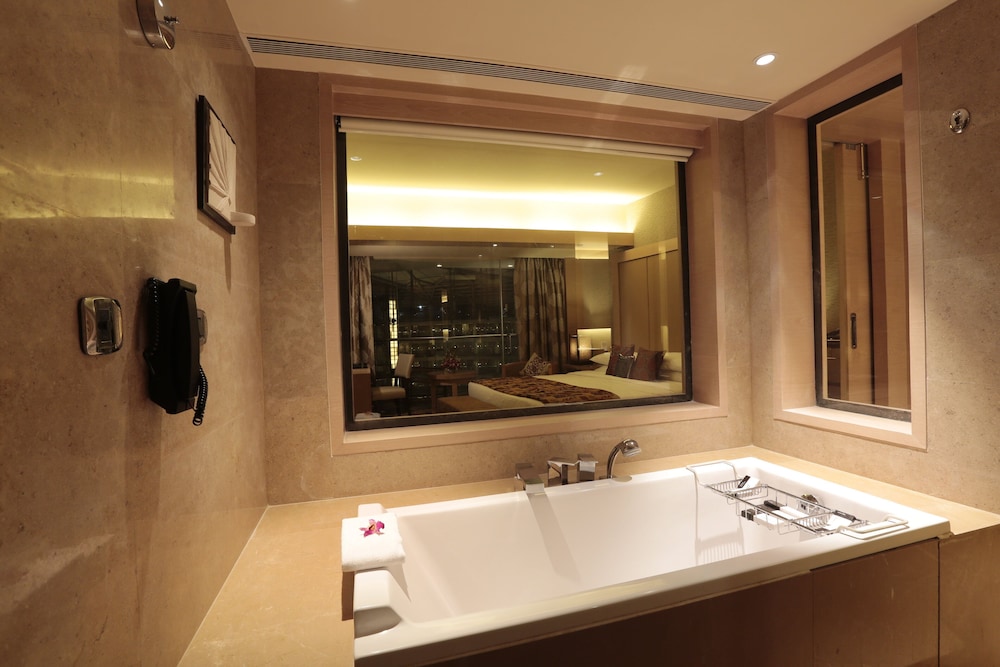 Neptune Premier Lagoon View Suite with Bath Tub and Private Balcony - King Bed photo 2