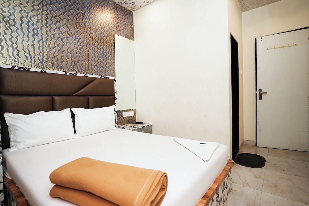 Deluxe Room - Photo 12