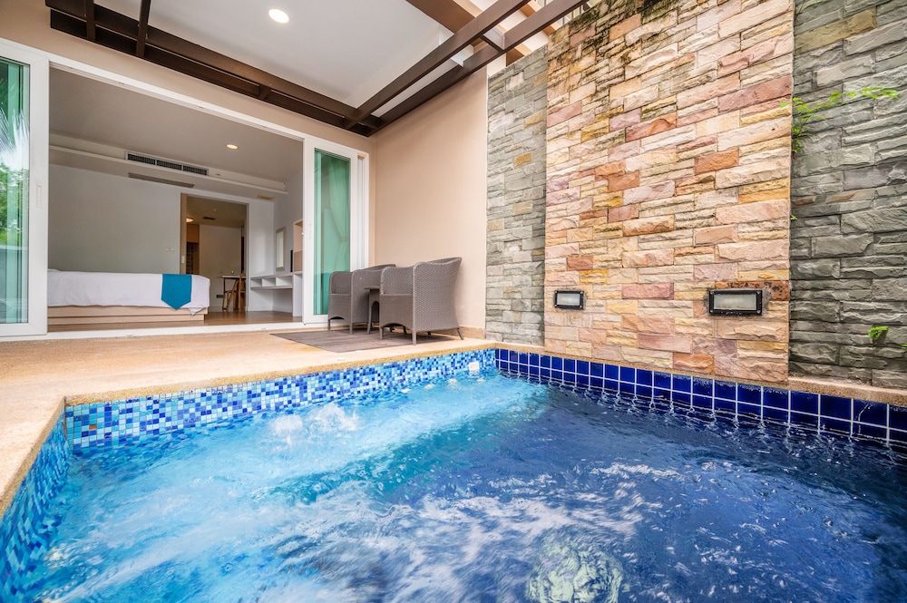 Studio with Kitchen and Pool