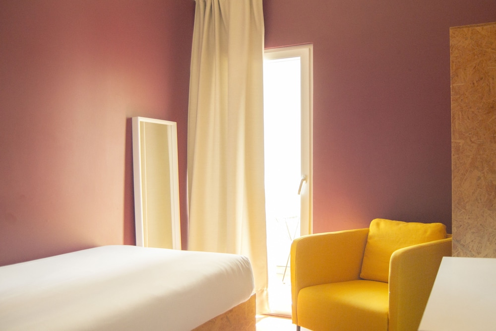 Single Room, Shared Bathroom photo 2