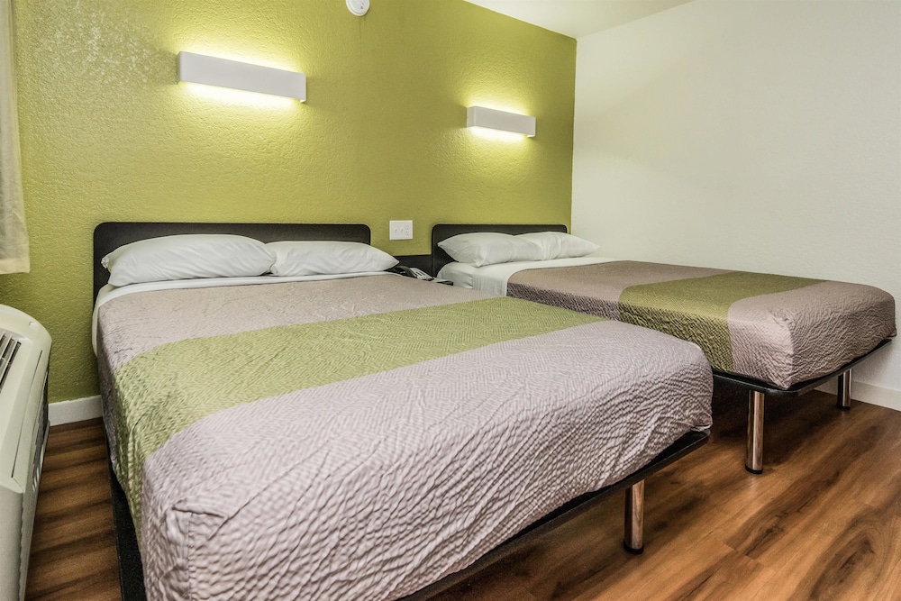 Standard Room, 2 Double Beds, Smoking photo 3