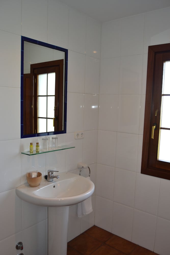 Double Room (with extra bed) photo 2