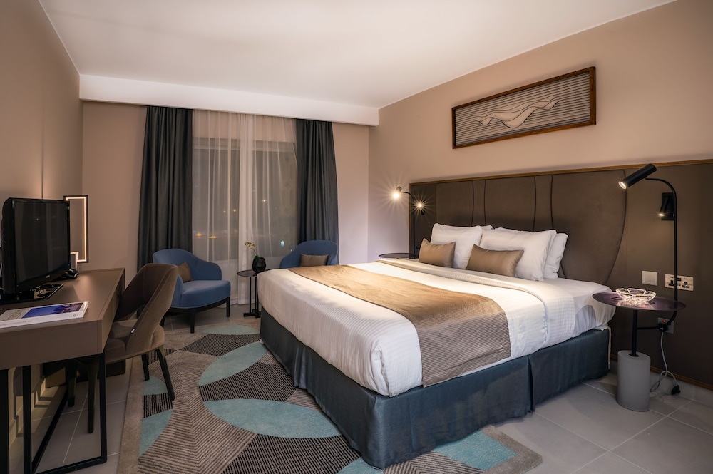EXECUTIVE SUITE W/ BALCONY LAGOON & POOL VIEW photo 3