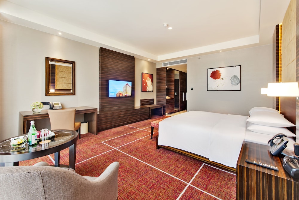 Deluxe Room, 1 King Bed photo 2