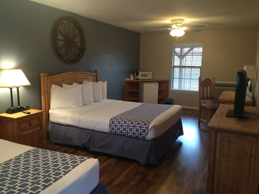 Luxury Single Room, 2 Queen Beds photo 1