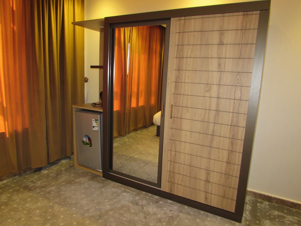 Junior Twin Room, 1 King Bed