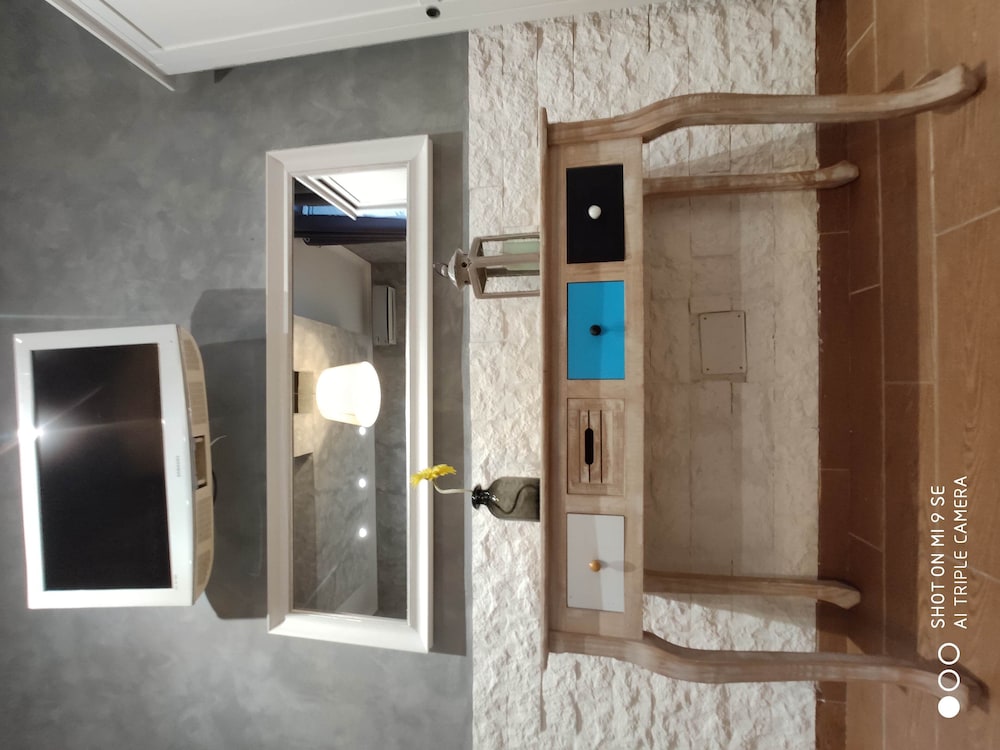 Family Room (external bathroom) photo 3
