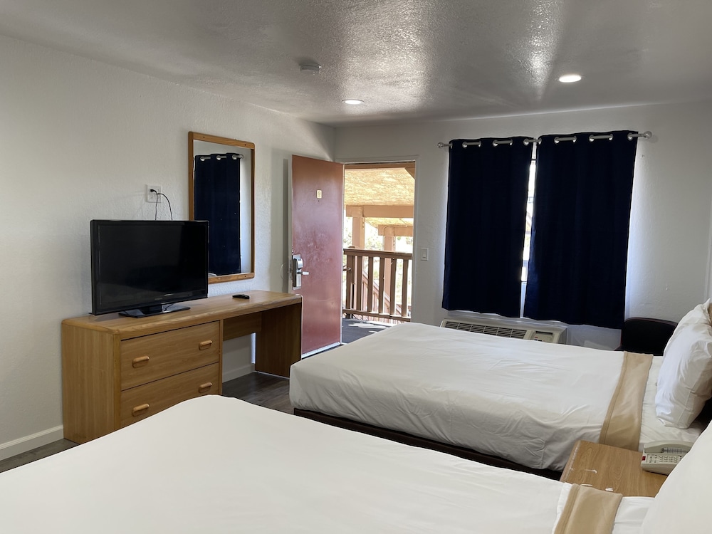 Basic Room, 2 Queen Beds, Smoking, Refrigerator photo 2