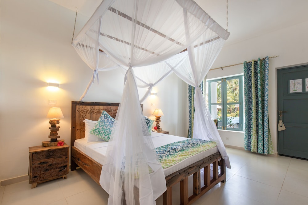 Deluxe Room, Pool View, Beachside photo 2