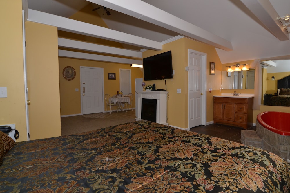 Sweetheart Cabin, 1 Bedroom, Jetted Heart-shaped Tub, Outdoor Hot Tub, Mountainside photo 1