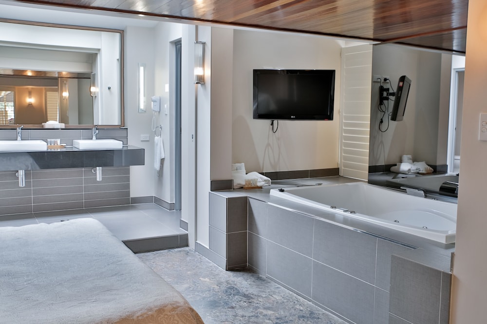 Spa Suite, 1 King Bed photo 3