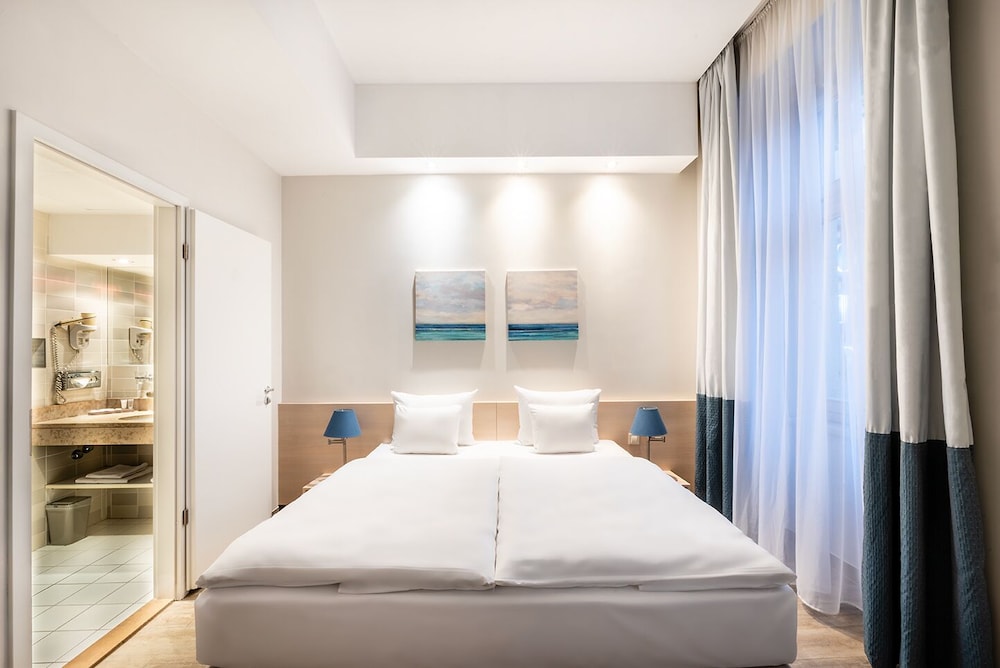 Plus Double or Twin Room with Street View - Photo 2