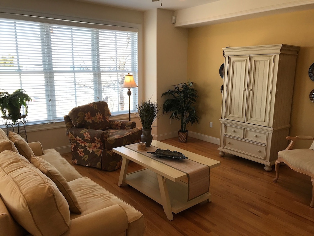 Deluxe Condo, 4 Bedrooms, Pool Access, City View