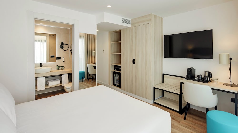 Basic Double Room, Terrace (Lateral Sea View)
