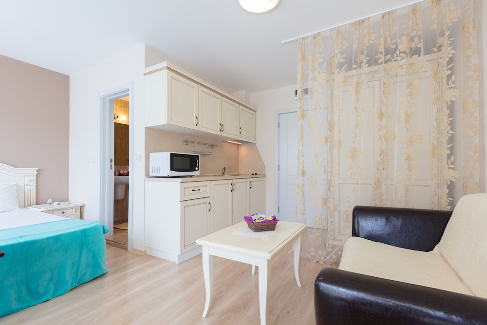 Family Studio, Kitchen, Pool View
