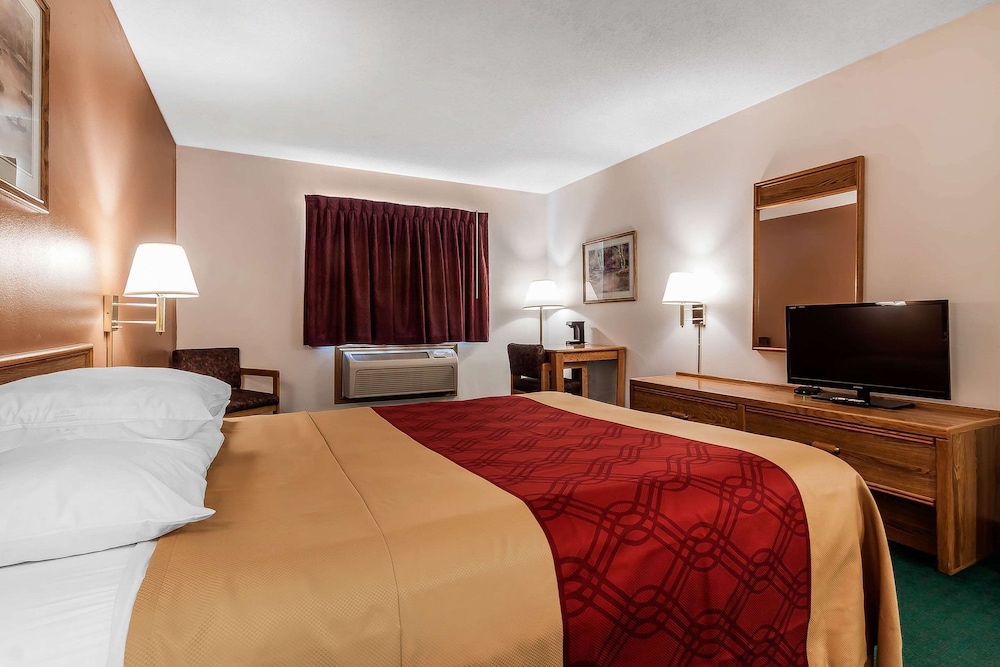 Standard Room, 1 Queen Bed, Non Smoking - Photo 9
