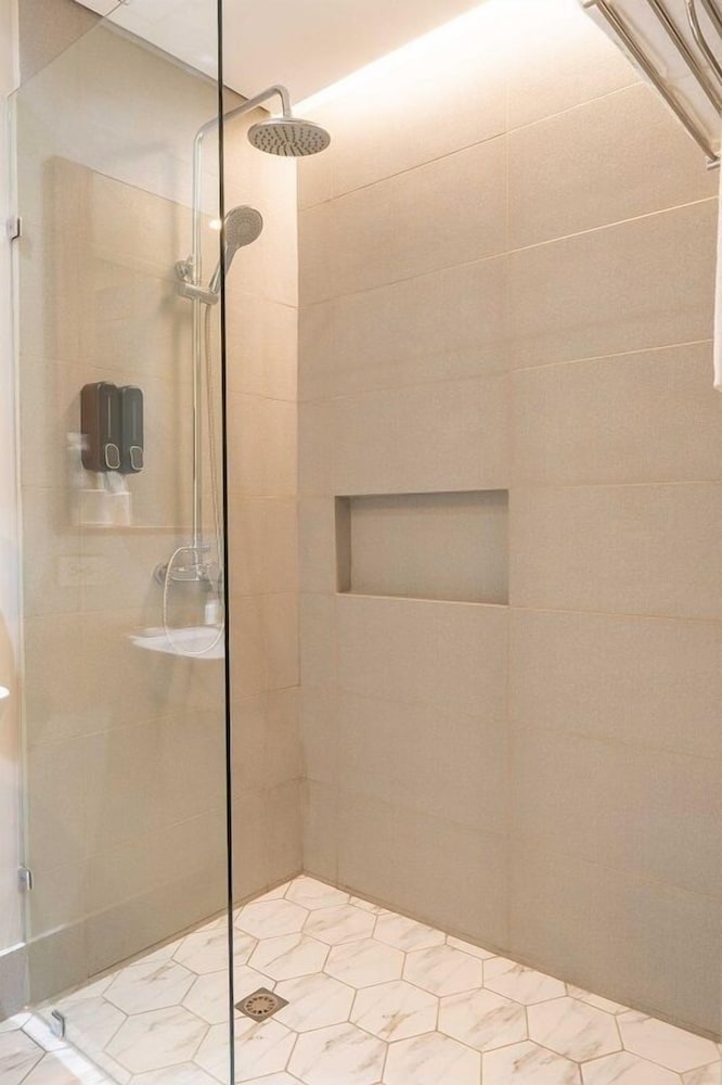Executive Suite - Photo 4