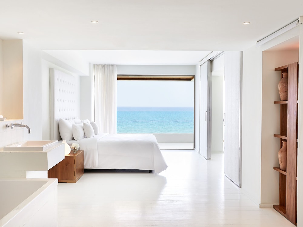 Amirandes White Suite