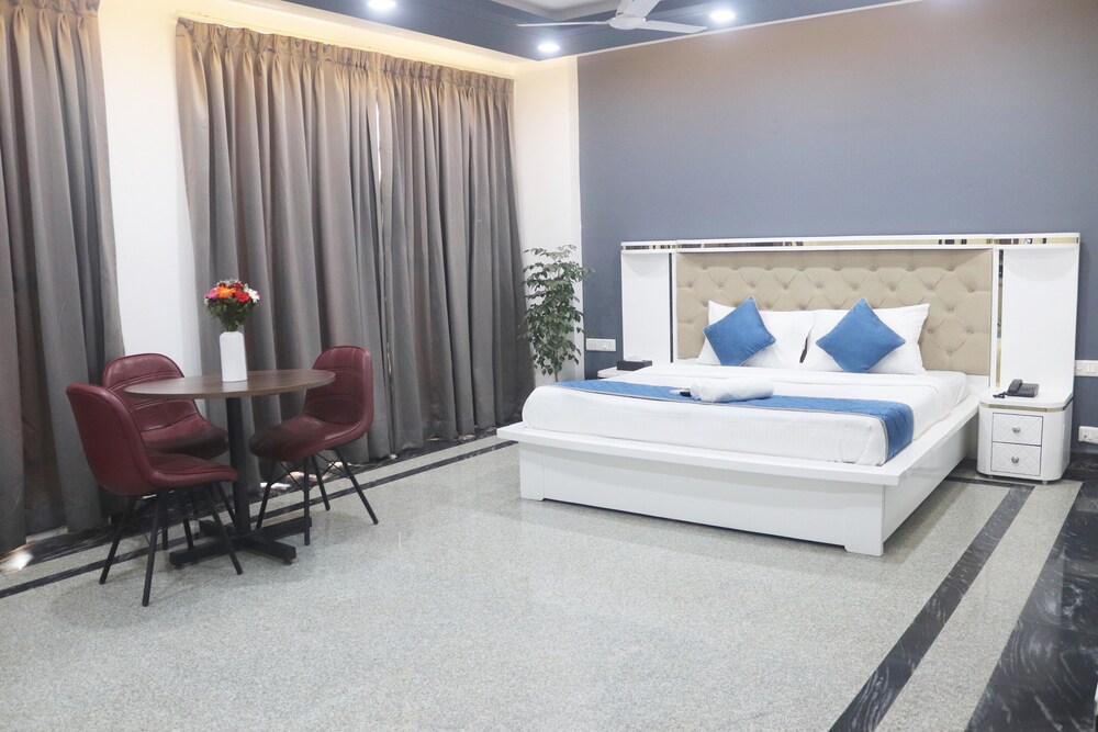 Executive Room, 1 King Bed, Balcony, City View