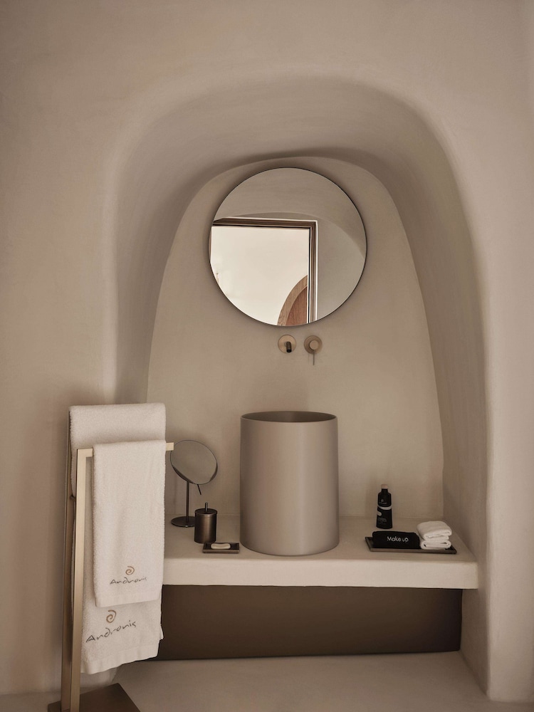 Elegant Suite with Hot tub - Photo 7