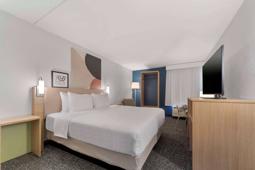 Room, 1 King Bed, Accessible (Hearing) photo 1