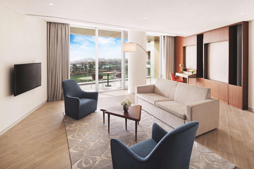 Golf Course View One Bedroom Suite with Access to Lounge, 3 Pools & Mall Shuttle