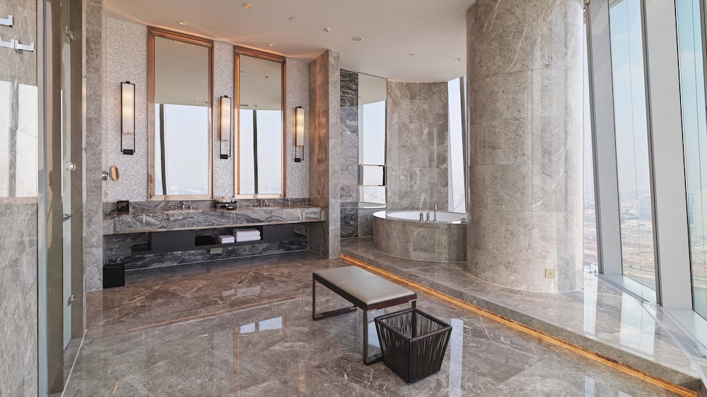 Junior Suite, 1 King Bed (Pearl River View) thumbnail 6