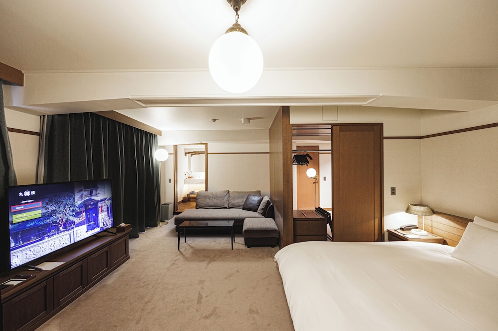 Deluxe King with Lounge Access (former Nintendo headquarter)No Smoking - Photo 1