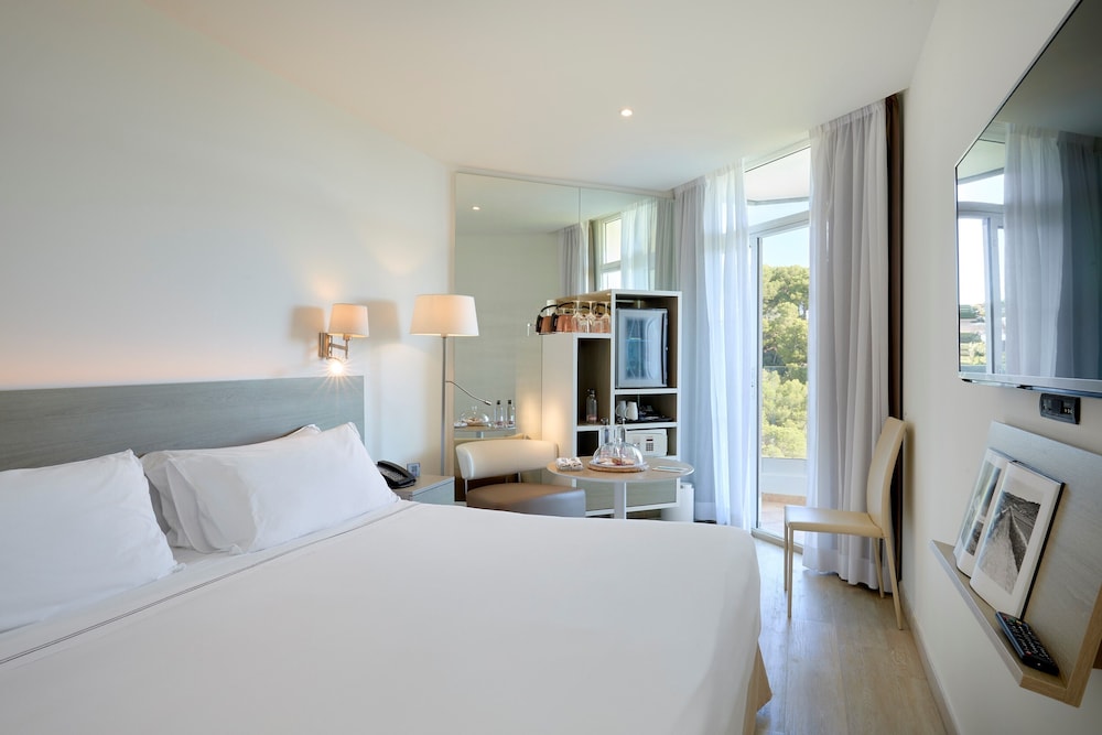 Melia Guestroom thumbnail 6