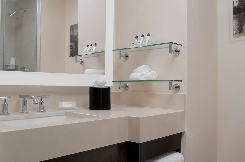 Room, 2 Queen Beds, Accessible, City View (Roll-in Shower) thumbnail 5
